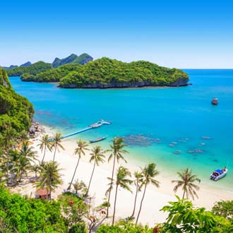 Mooie kustlijn met blauwe zee in Thailand